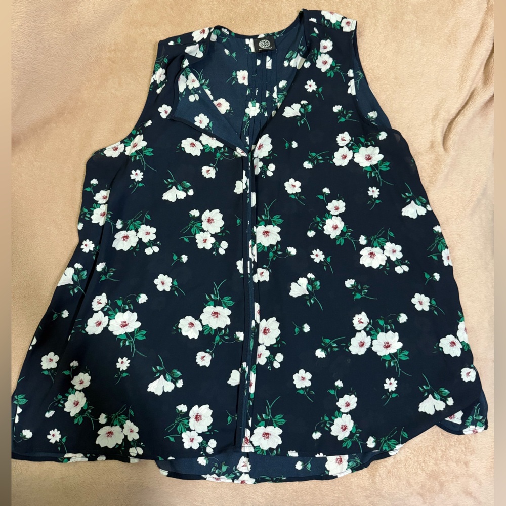 🟠🟠Bobeau Navy and White Floral Top
